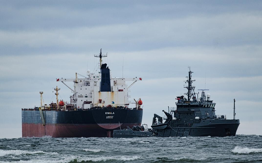 Igaunijas aizturētajam Krievijas “ēnu flotes” tankkuģim atklāti trūkumi un aizliegts turpināt ceļu