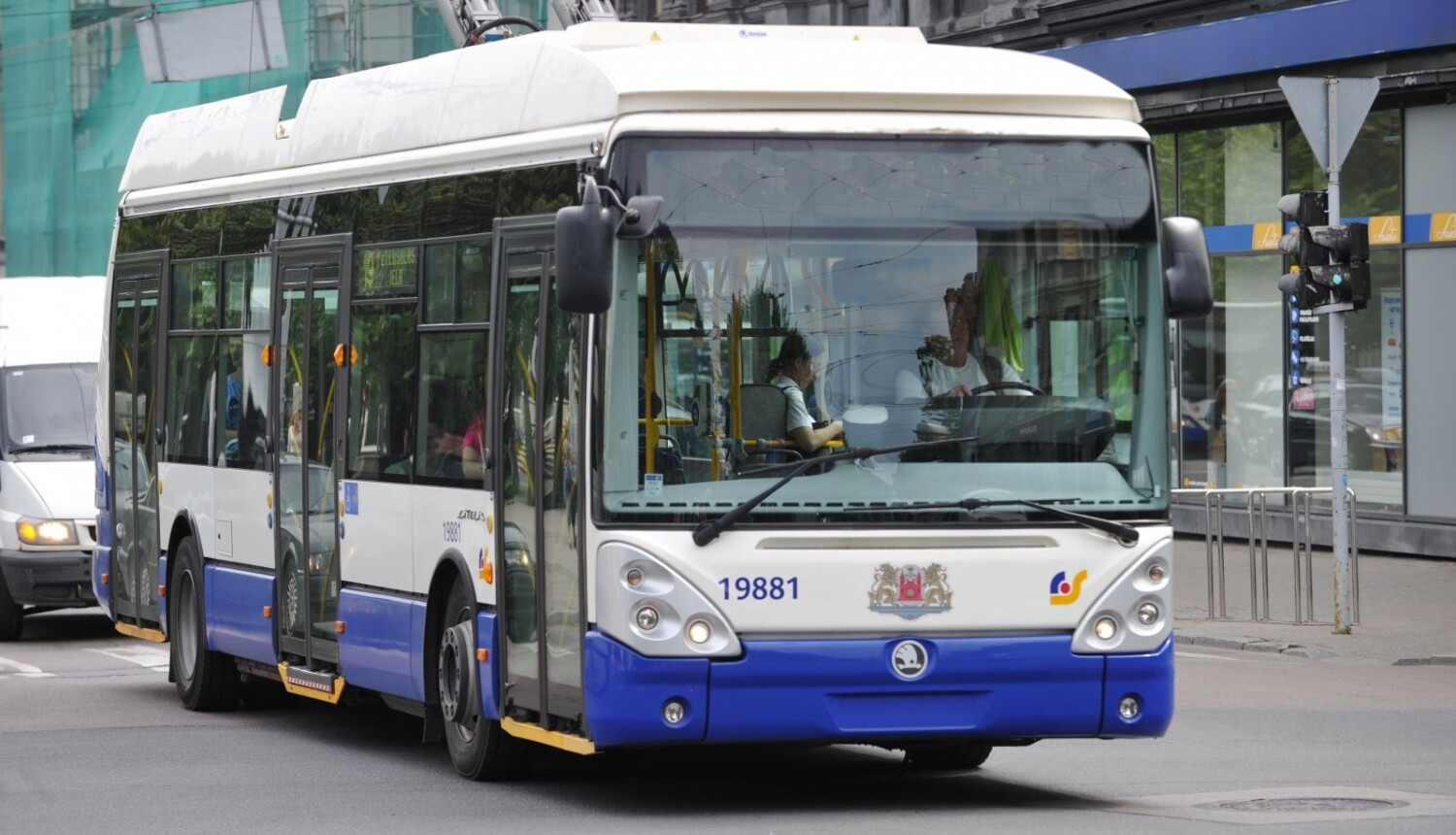 Rīgā trolejbusa pasažieris piekāvis transportlīdzekļa vadītāju