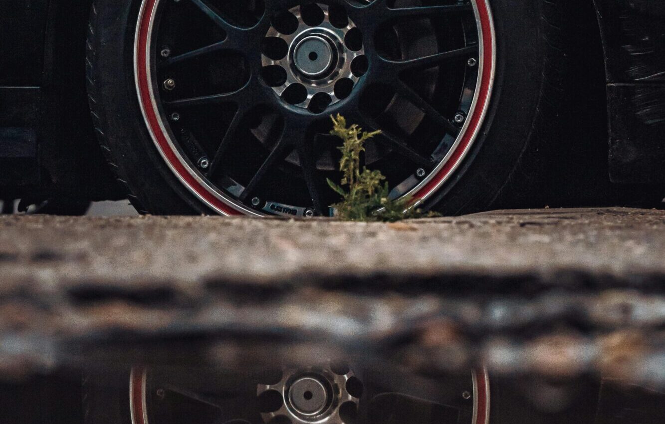 Video: “Jaguar” vadītājs apstrīd sodu par sānslīdi, kā arī filmē pagriezienu nerādošus policistus