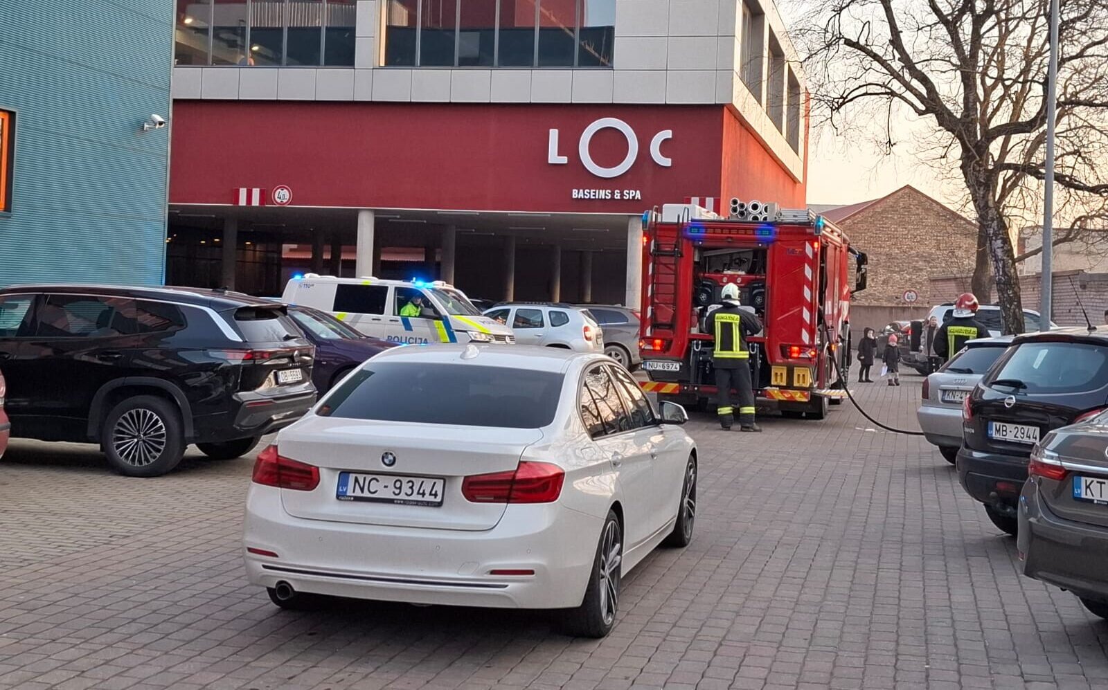 Video: Olimpiskā centra sētā aizsvilstas gružu konteiners