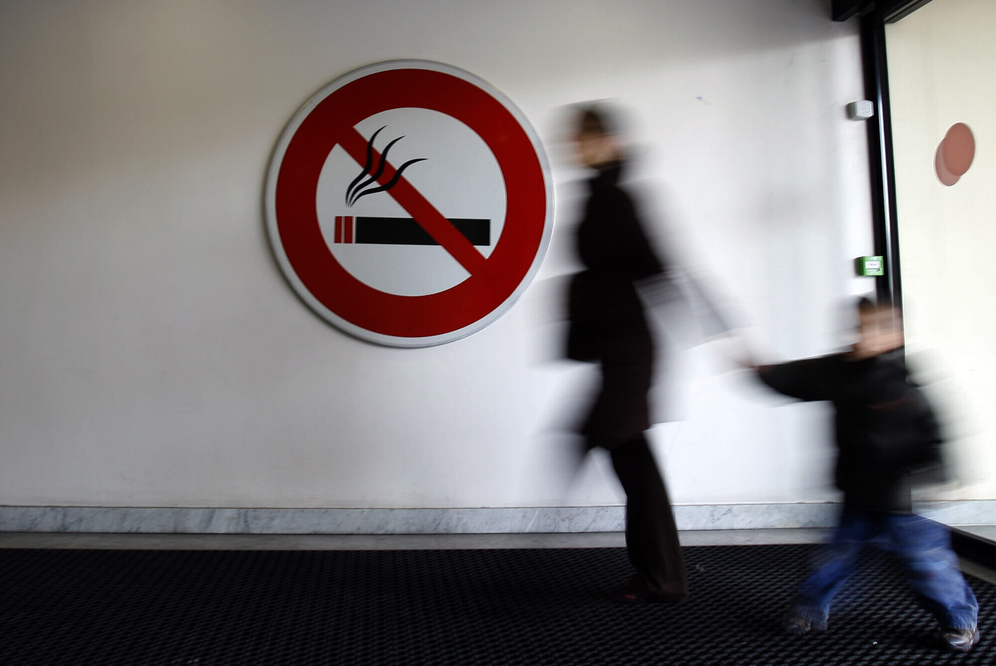 Francijā aizliegs smēķēt bērniem pieejamās publiskās ārtelpās