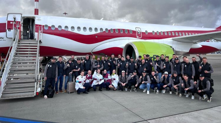 Latvijas hokeja izlase uz pasaules čempionāta pirmo treniņu ierodas pa taisno no lidostas
