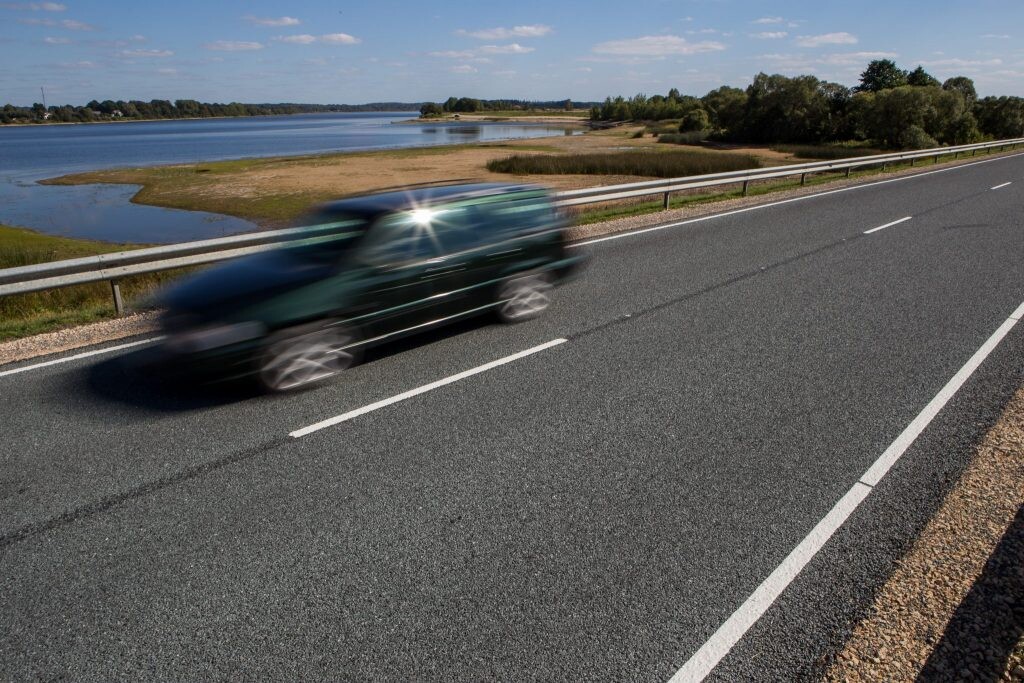 Aptauja: Latvijā 80% autovadītāju ir pieredzējuši citu šoferu neadekvātu rīcību uz ceļiem
