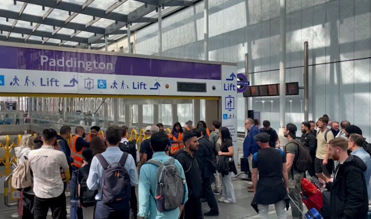 Elektroapgādes problēmu dēļ traucēta Londonas metro darbība