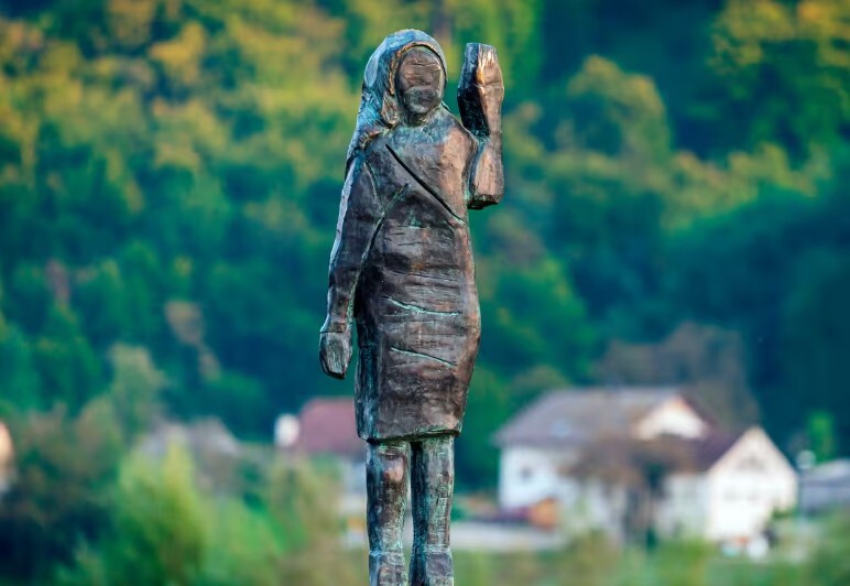 Slovēnijā pazudusi Melānijas Trampas statuja