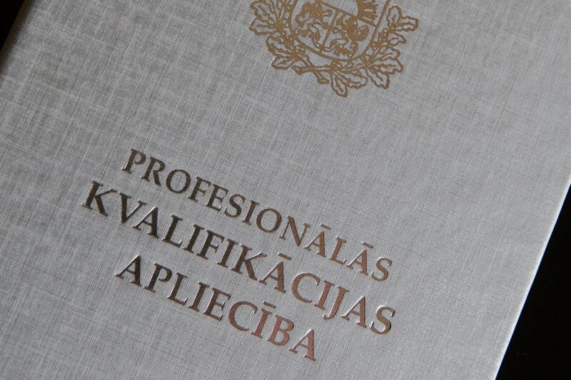 Piedāvā saņemt profesionālās kvalifikācijas dokumentus, ja profesija apgūta darba vidē