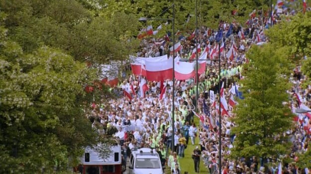 Varšavā tūkstošiem cilvēku piedalās prezidenta amata kandidātu organizētajos gājienos