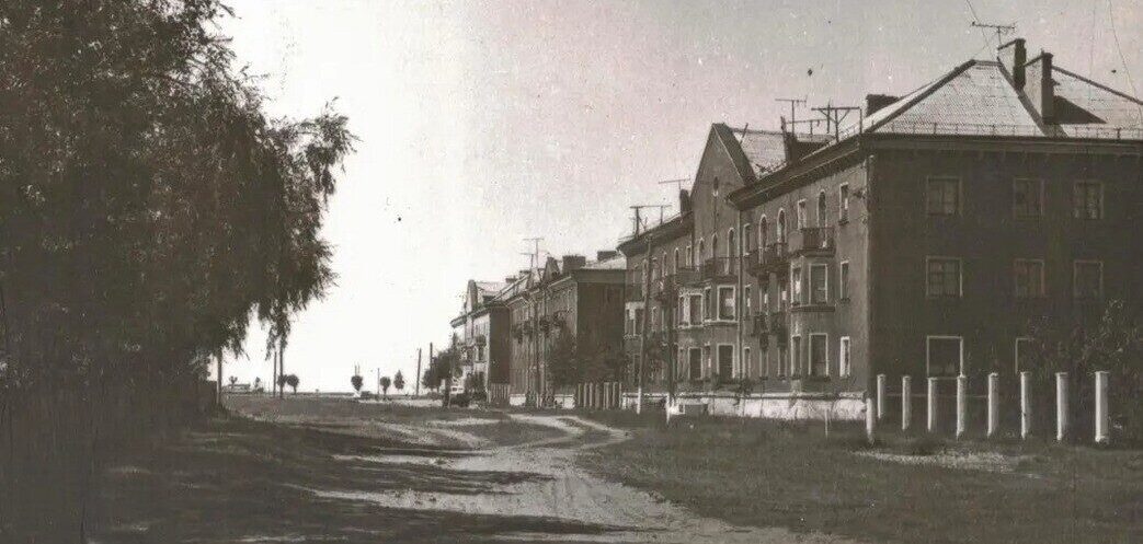 Liepājas vēsturiskā Velnciema apkaime glabā stāstus par lidlauku, zelta zivtiņām un zaļo oāzi