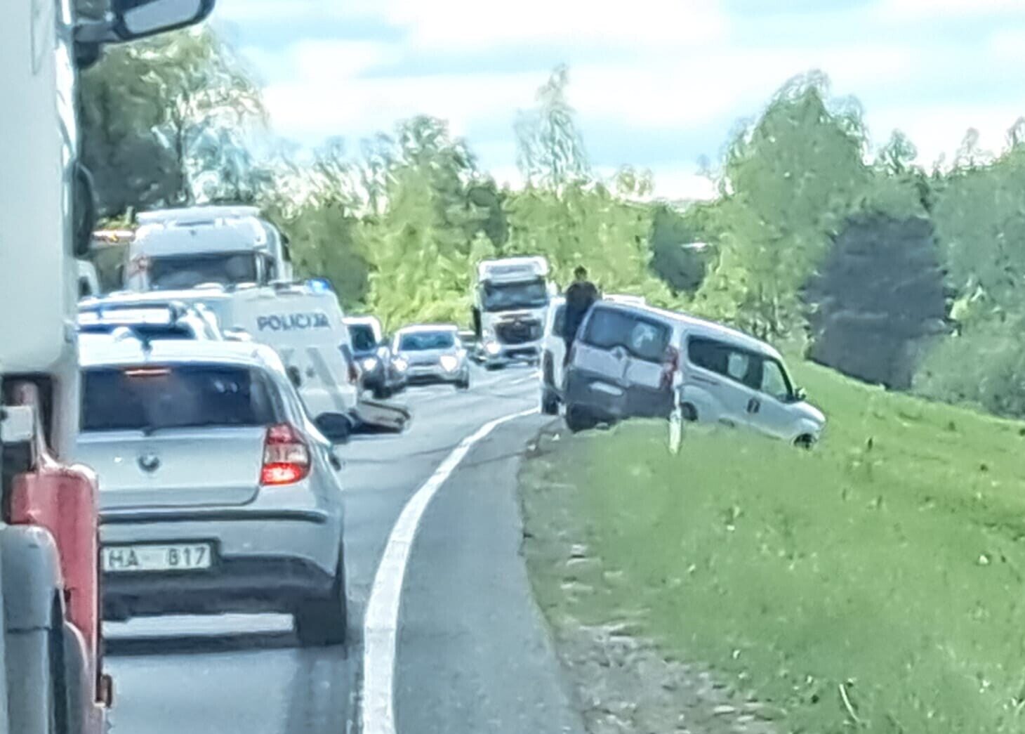 Foto un video: Ceļu satiksmes negadījums uz A9 šosejas – ceļš bija īslaicīgi bloķēts, auto evakuēts