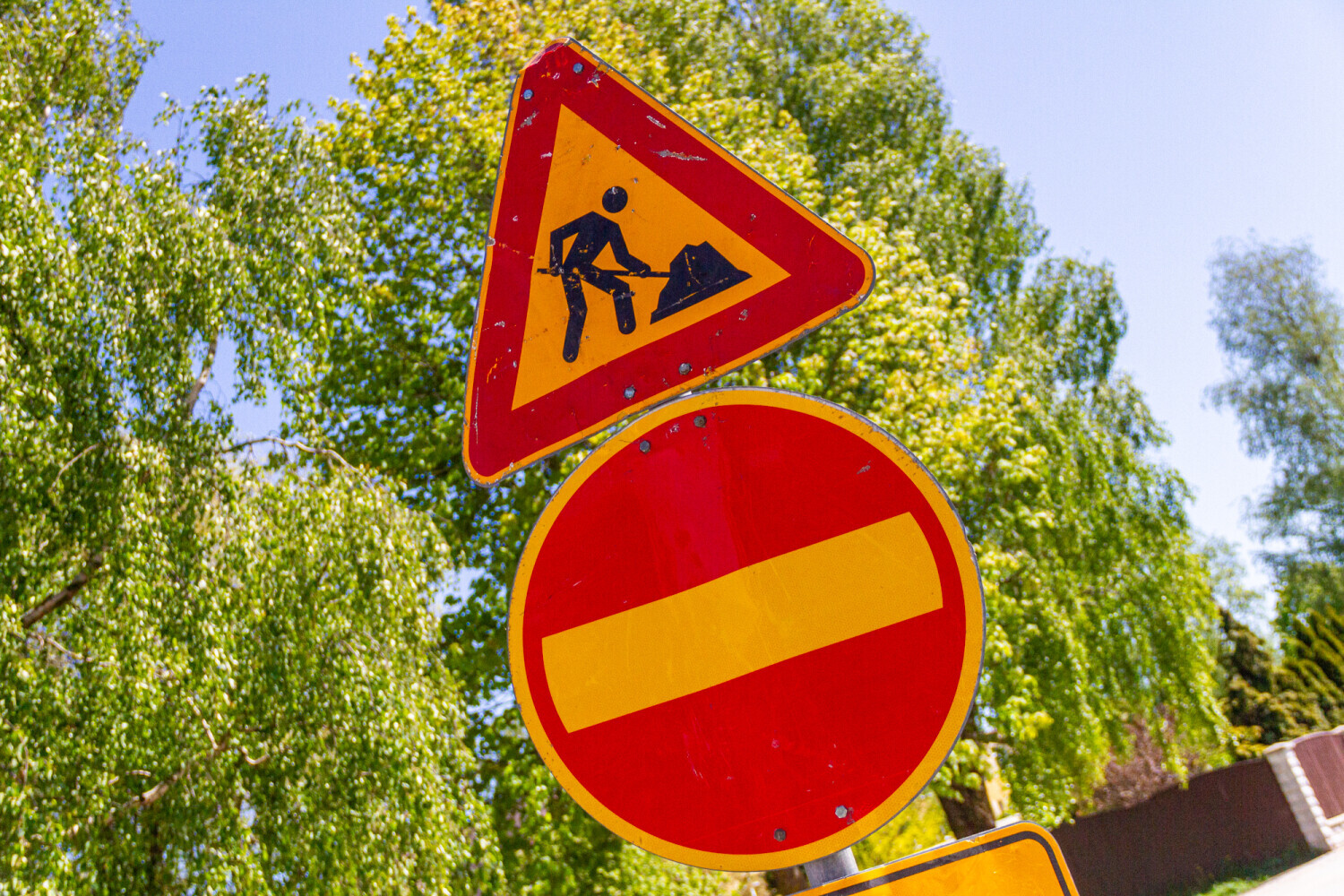Sākas Pīļu ielas pārbūve – līdz septembrim satiksmei slēgts viens posms