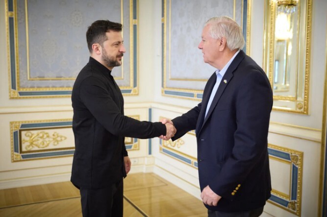 Zelenskis tiekas ar ASV senatoriem, lai palielinātu spiedienu uz Maskavu