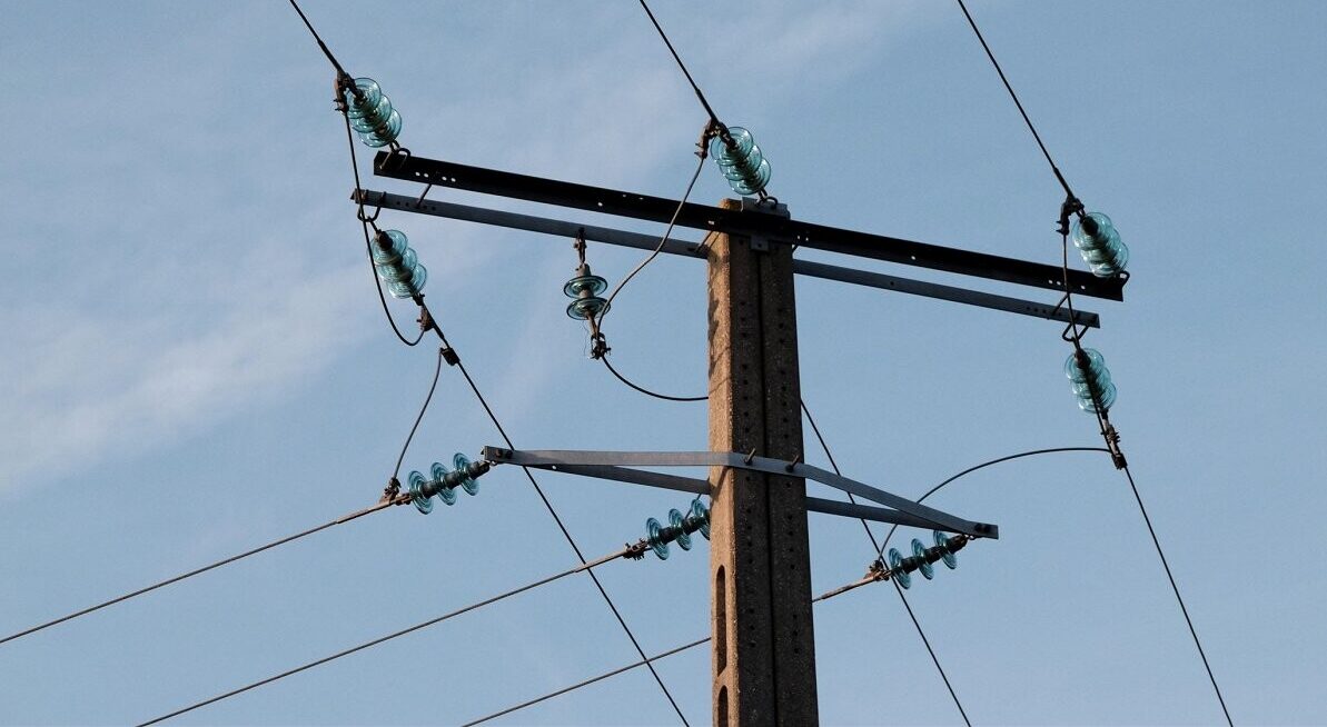 Dunalkā stabs un elektrības vadi sarīko uguņošanu