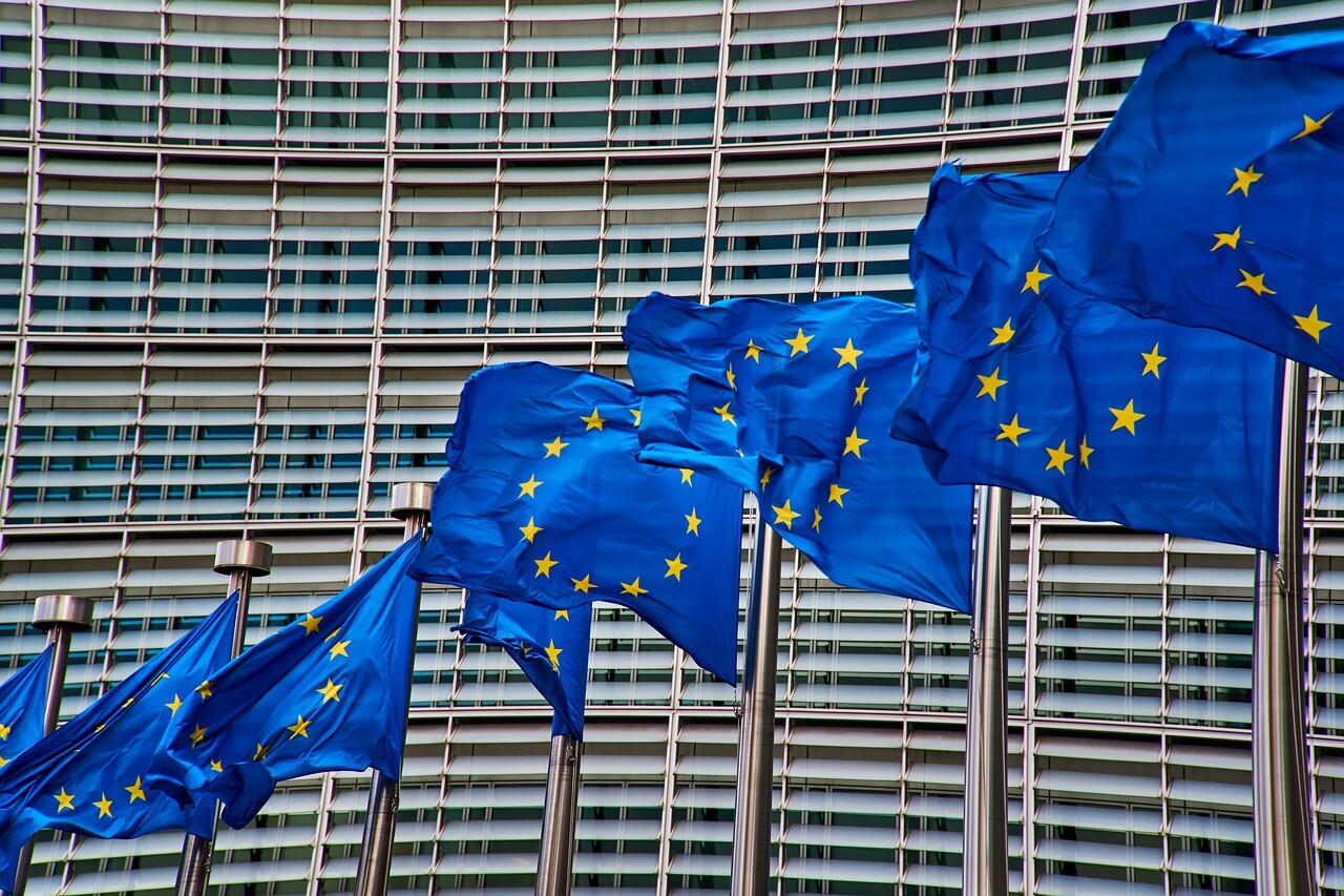 ES apstiprina aizdevumu Ukrainai un jaunas sankcijas pret Krieviju
