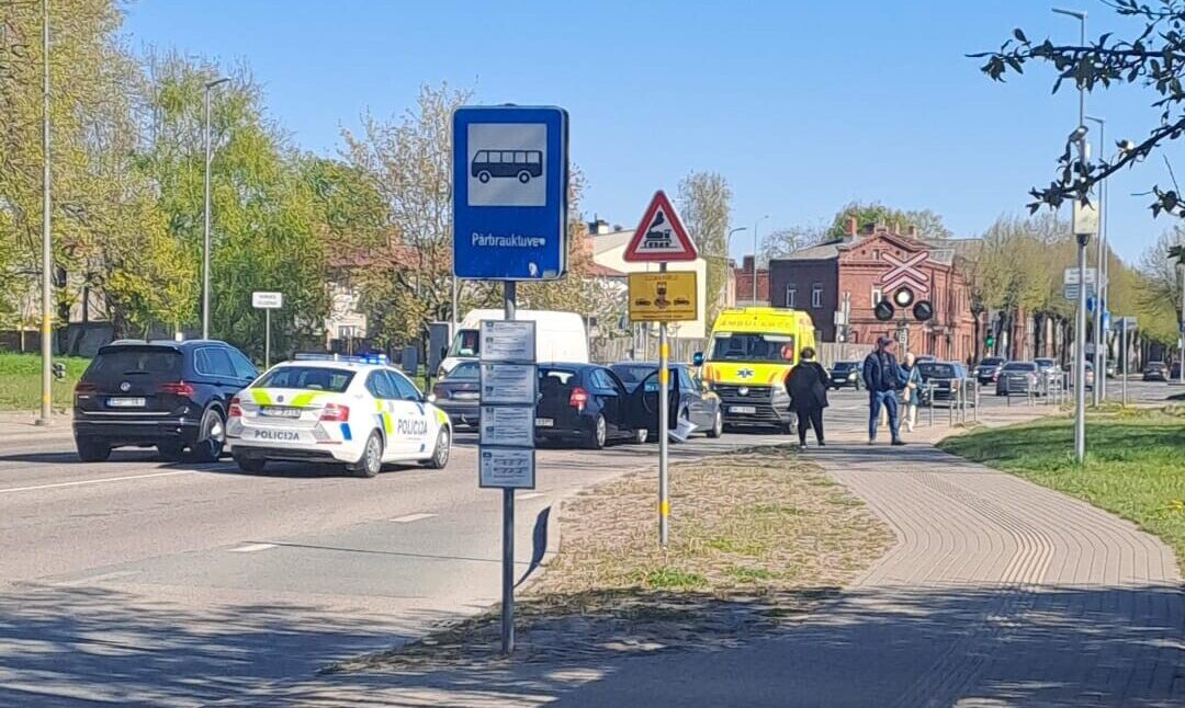 Video: “BMW” vadītājam pie Raiņa ielas pārbrauktuves kļūst slikti, viņa auto ietriecas “Mersedesā” un izraisa palielu sastrēgumu