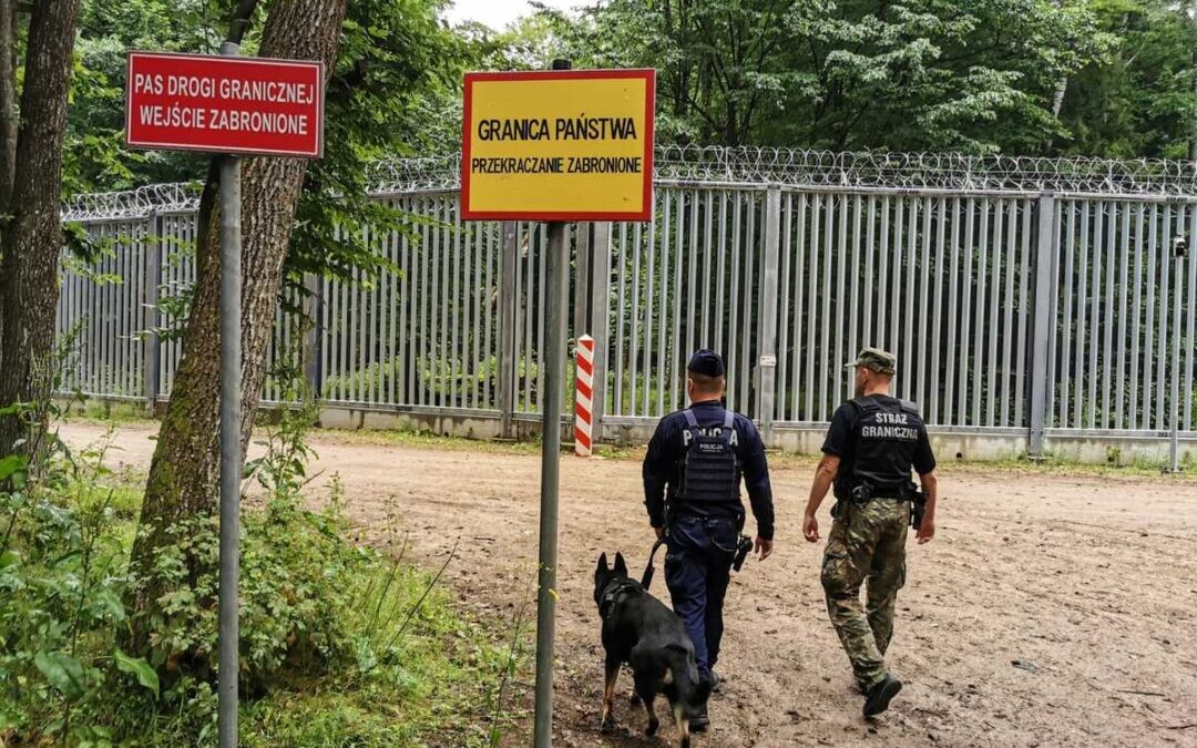 Polija sākusi kampaņu nelegālo migrantu atturēšanai no Baltkrievijas robežas šķērsošanas