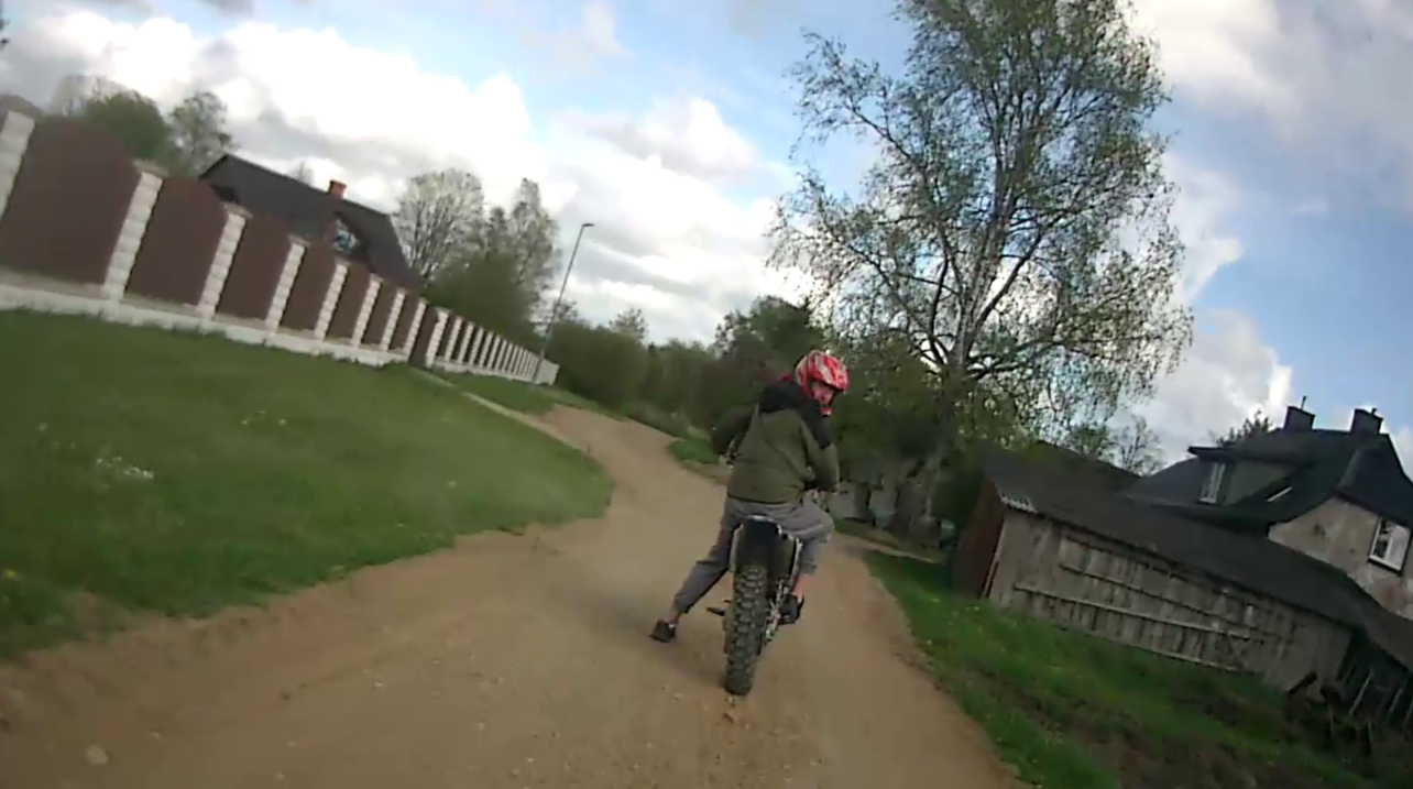 Policija Priekulē skaidro motociklista identitāti