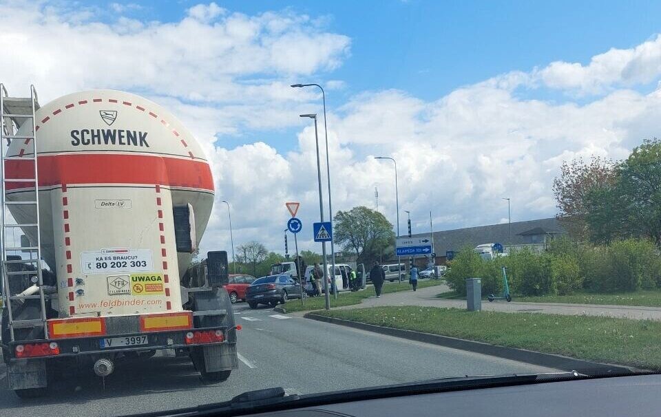 Cukura ielas aplī saskrienas divi auto