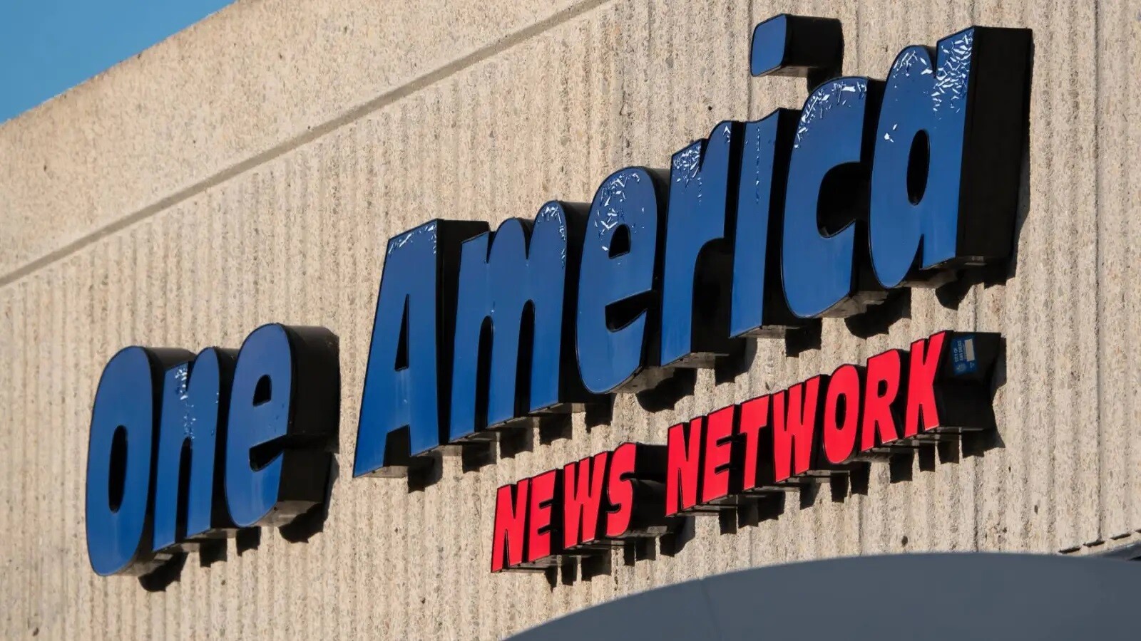 Amatpersona: Saturu “Amerikas Balsij” nodrošinās konservatīvais telekanāls OAN