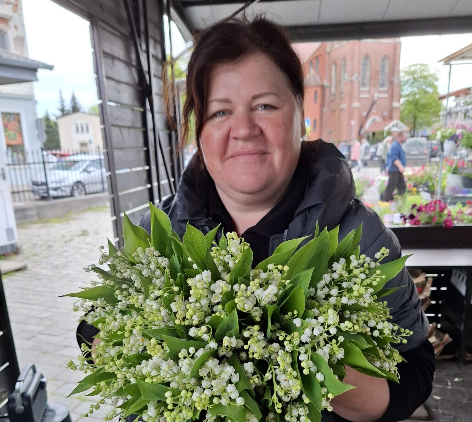 Maijpuķīšu smarža no Dunalkas līdz Liepājai. Aiva Gūža tirgū piedāvā arī flokšus un peonijas