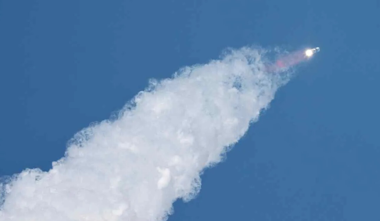 Raķete “Starship” izmēģinājumā eksplodē virs Indijas okeāna