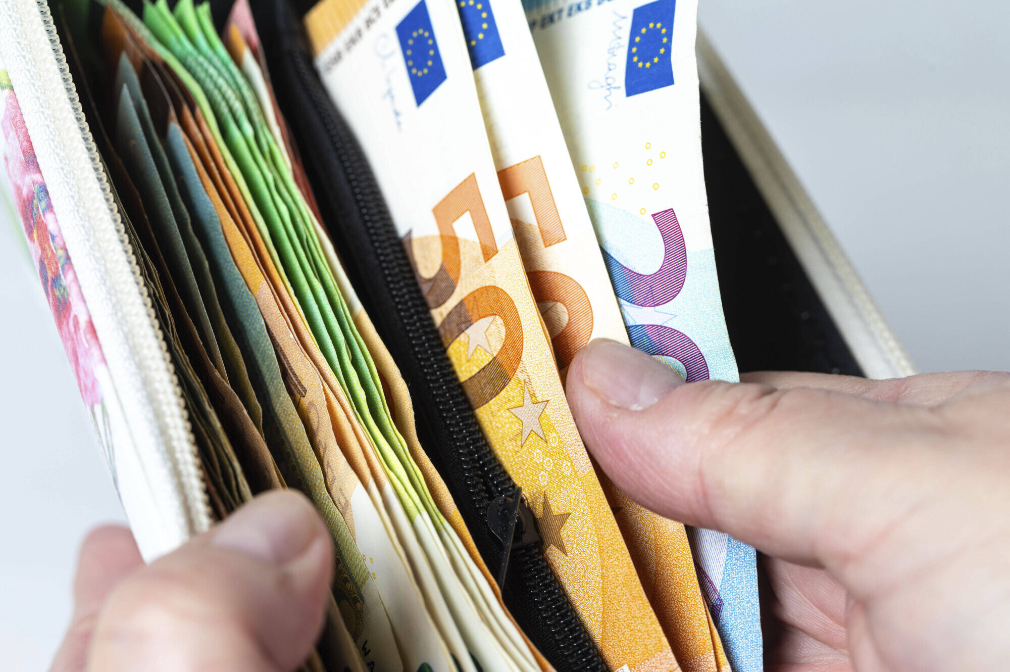 Latvijas finanšu iestāžu klientiem pirmajā ceturksnī izkrāpti kopumā 4,156 miljoni eiro
