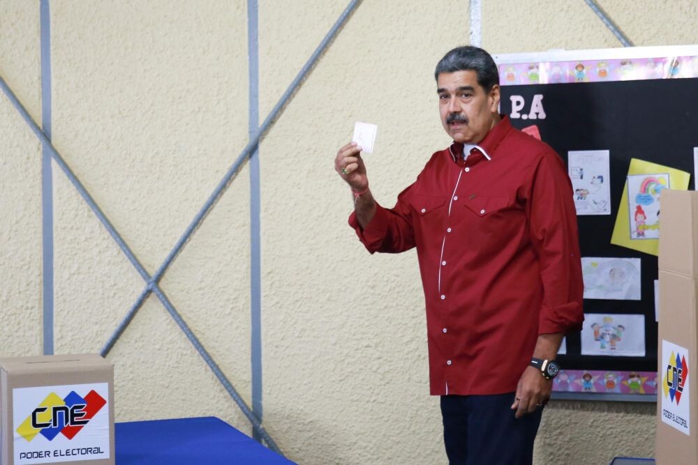 Opozīcijas boikotētajās Venecuēlas vēlēšanās uzvarējusi Maduro partija