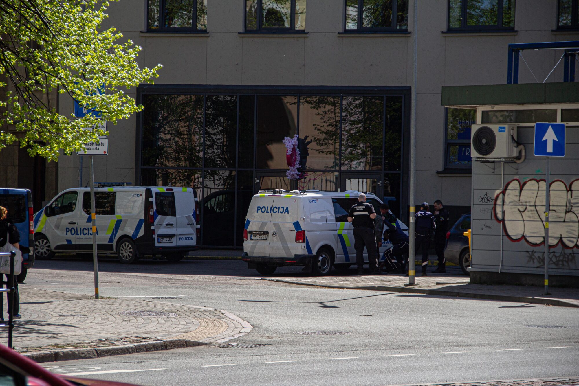 Liepājā dzērājšoferis uzdodas par citu personu, uzvedas agresīvi un pieķēza aizturēšanas kameru