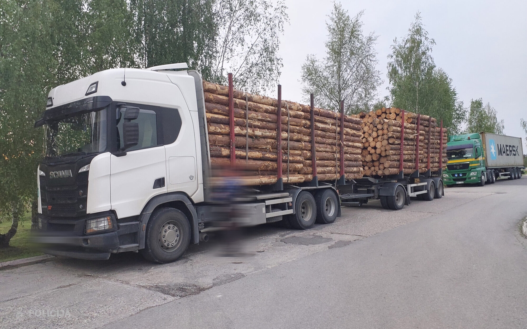 Trīs pārkrautu baļķvedēju pārvadātājiem piemēro ap 39 000 eiro sodu
