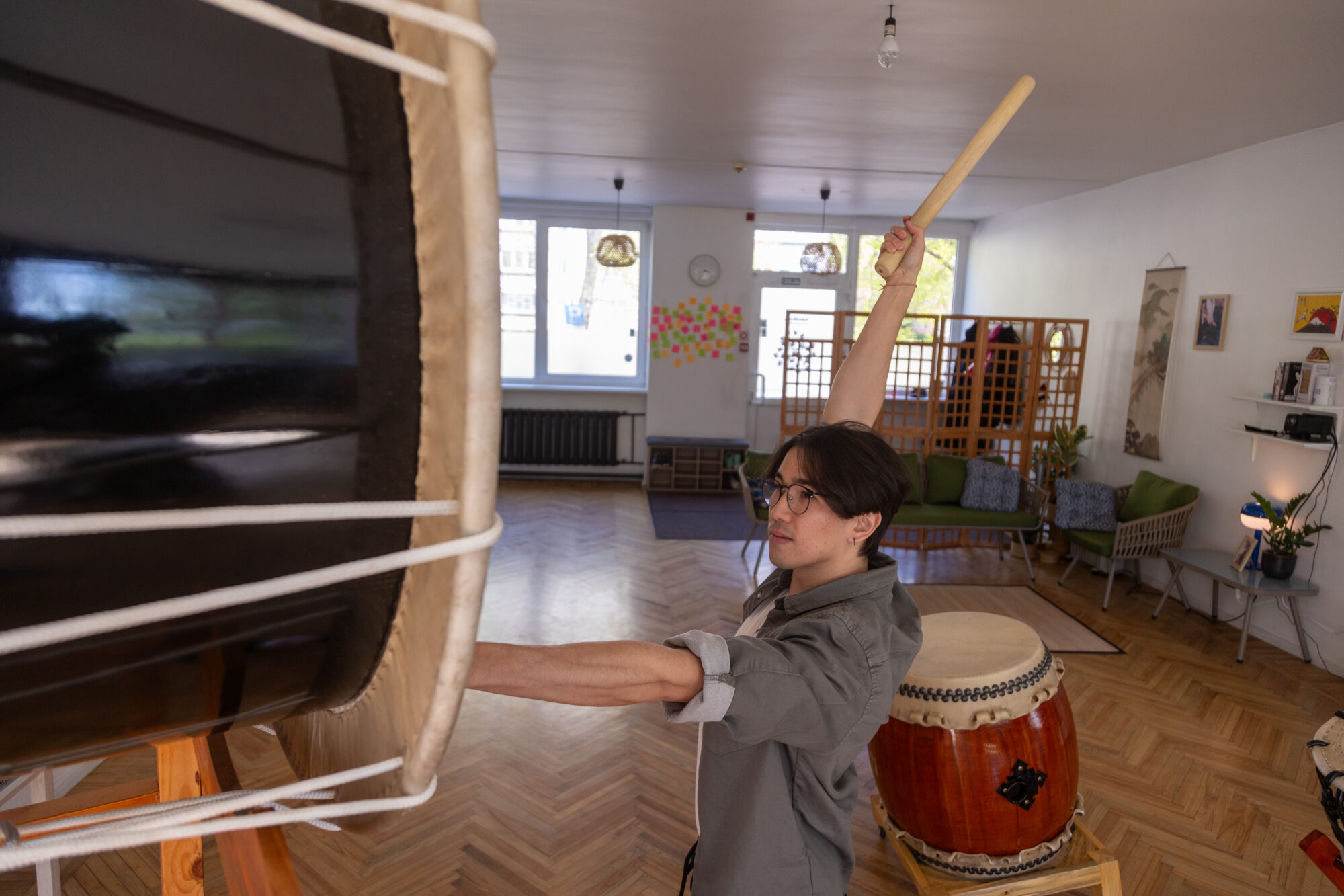 Foto: Taiko bungas un japāņu kultūra Liepājā. Akira Vašimi uz Latviju atvedis savas valsts tradicionālo mūziku