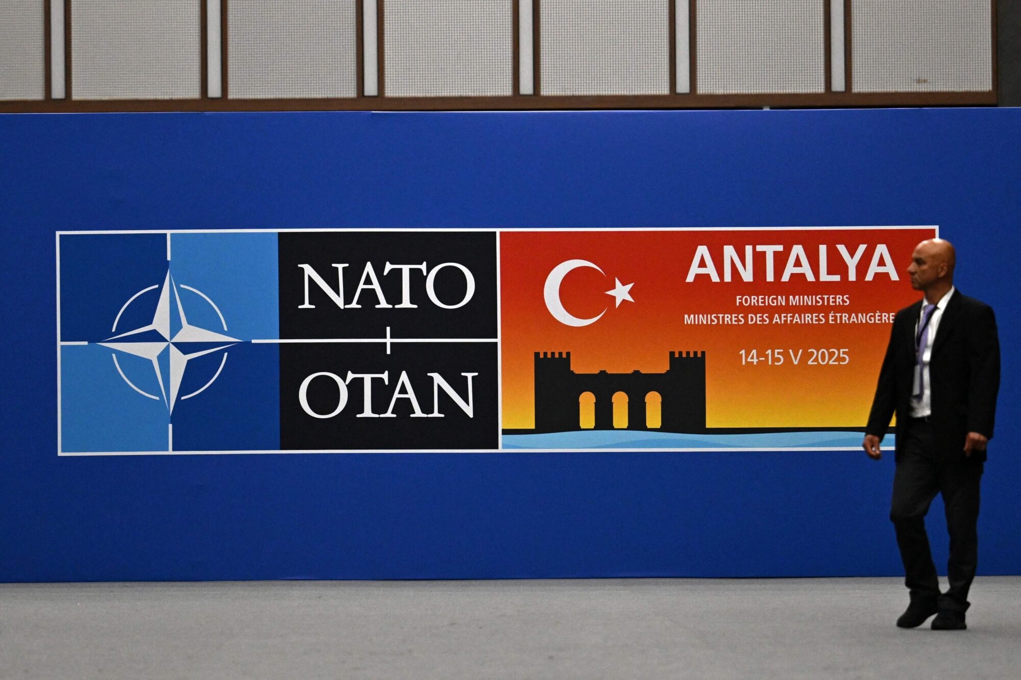 NATO ārlietu ministru sanāksmē Antaljā apspriesta ASV prasība palielināt aizsardzības izdevumus