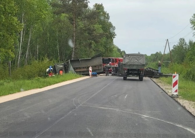Militārās tehnikas avārijā uz autoceļa Dobeles pusē cietis zemessargs