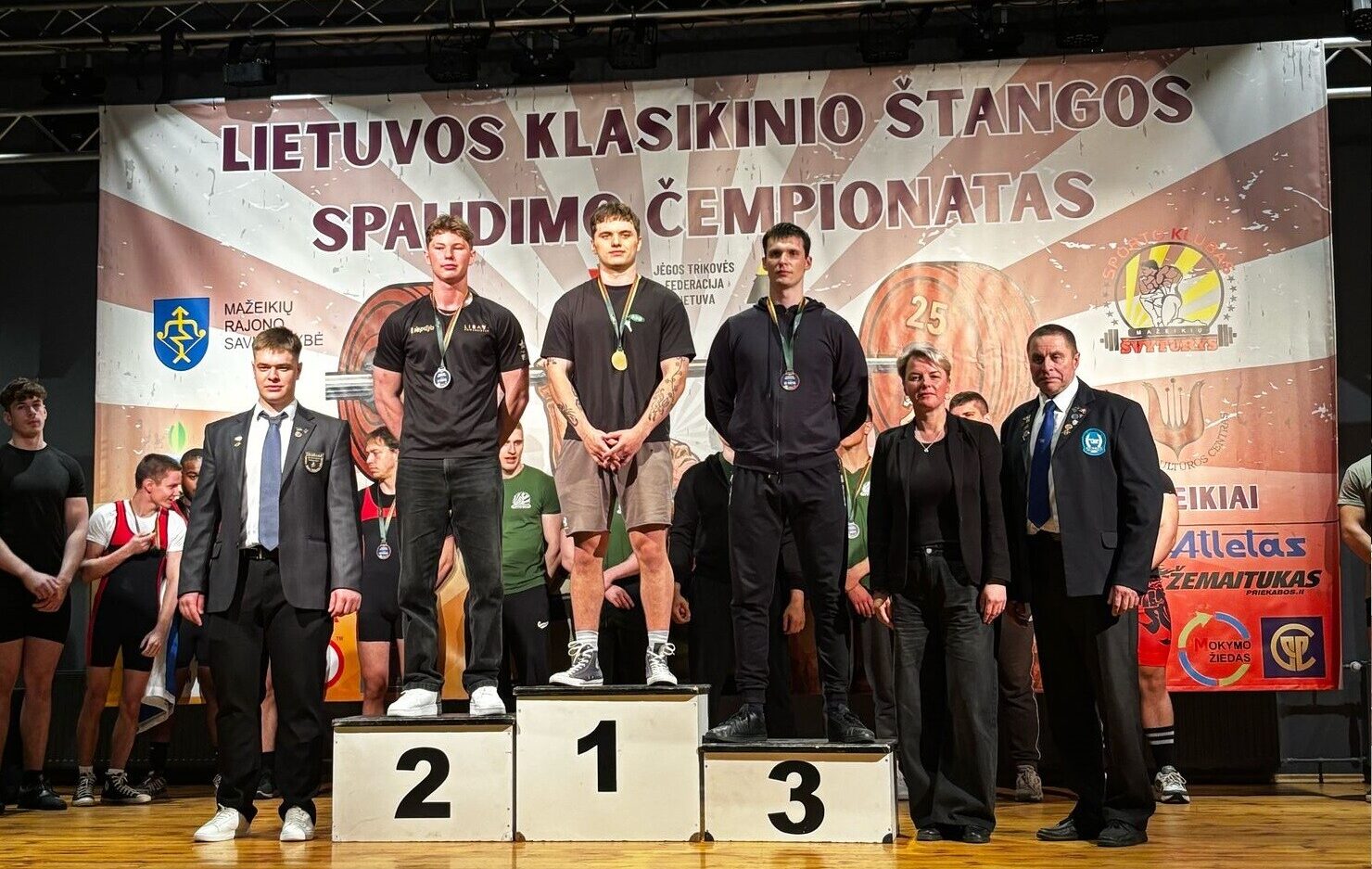 Sieviešu senioru komandu vērtējumā Latvijas sportistēm 1. vieta spiešanā guļus