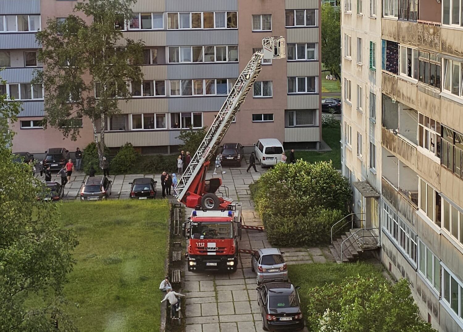 Video: Glābēji Siļķu ielas dzīvoklī atrod mirušu cilvēku