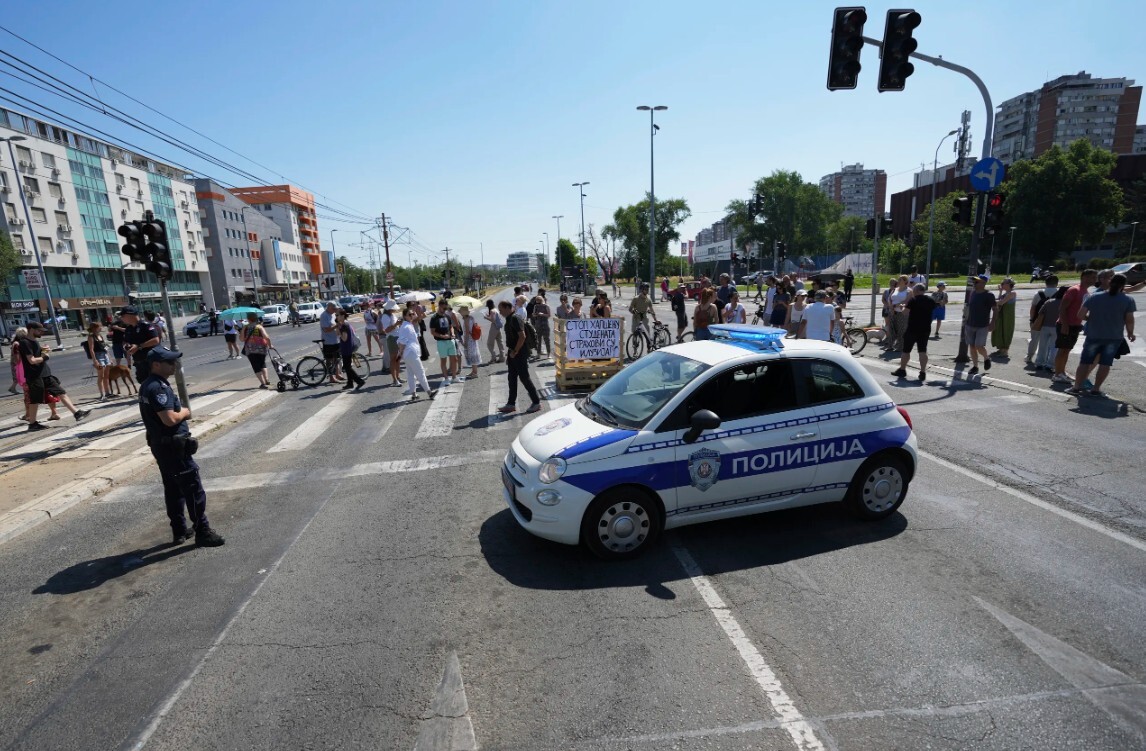 Policija Belgradā nojauc protestētāju barikādes