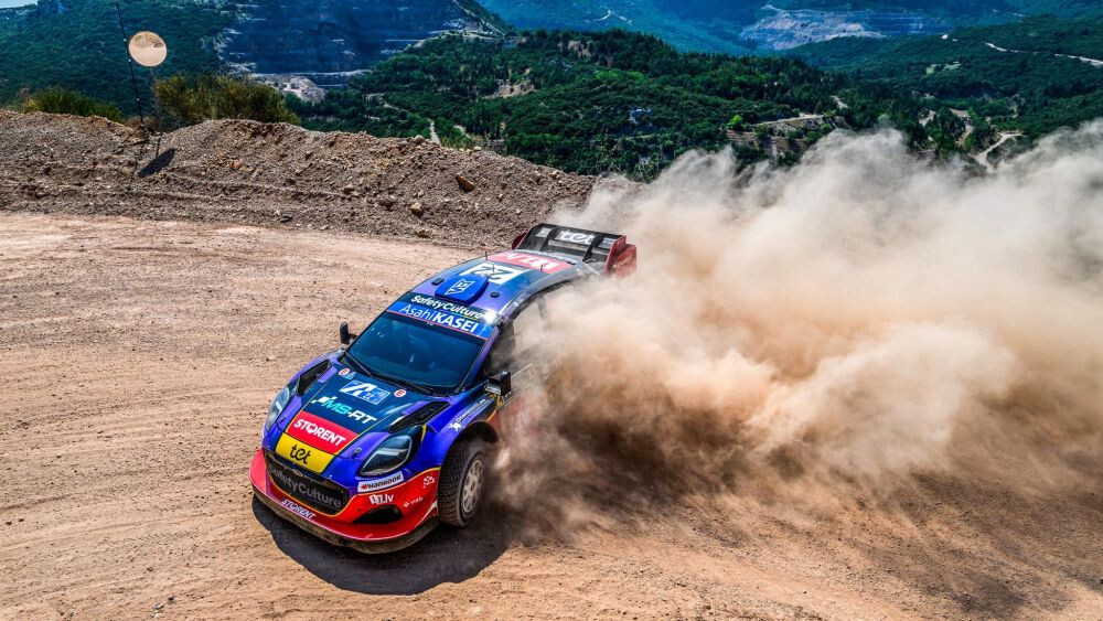 Video: Seska ekipāža WRC Akropoles ralliju noslēdz otrajā desmitniekā, uzvaru svinot Tenakam