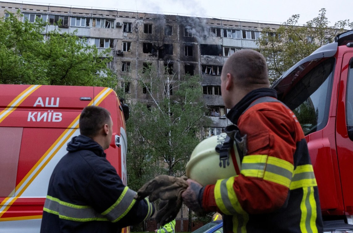 Krievijas gaisa triecienos Kijivai nogalināts viens cilvēks un ievainoti 20