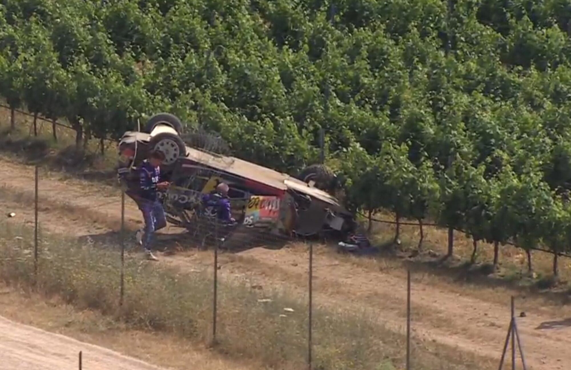 Video: Seska un Franča ekipāžai “jumts” Sardīnijas rallija otrajā ātrumposmā