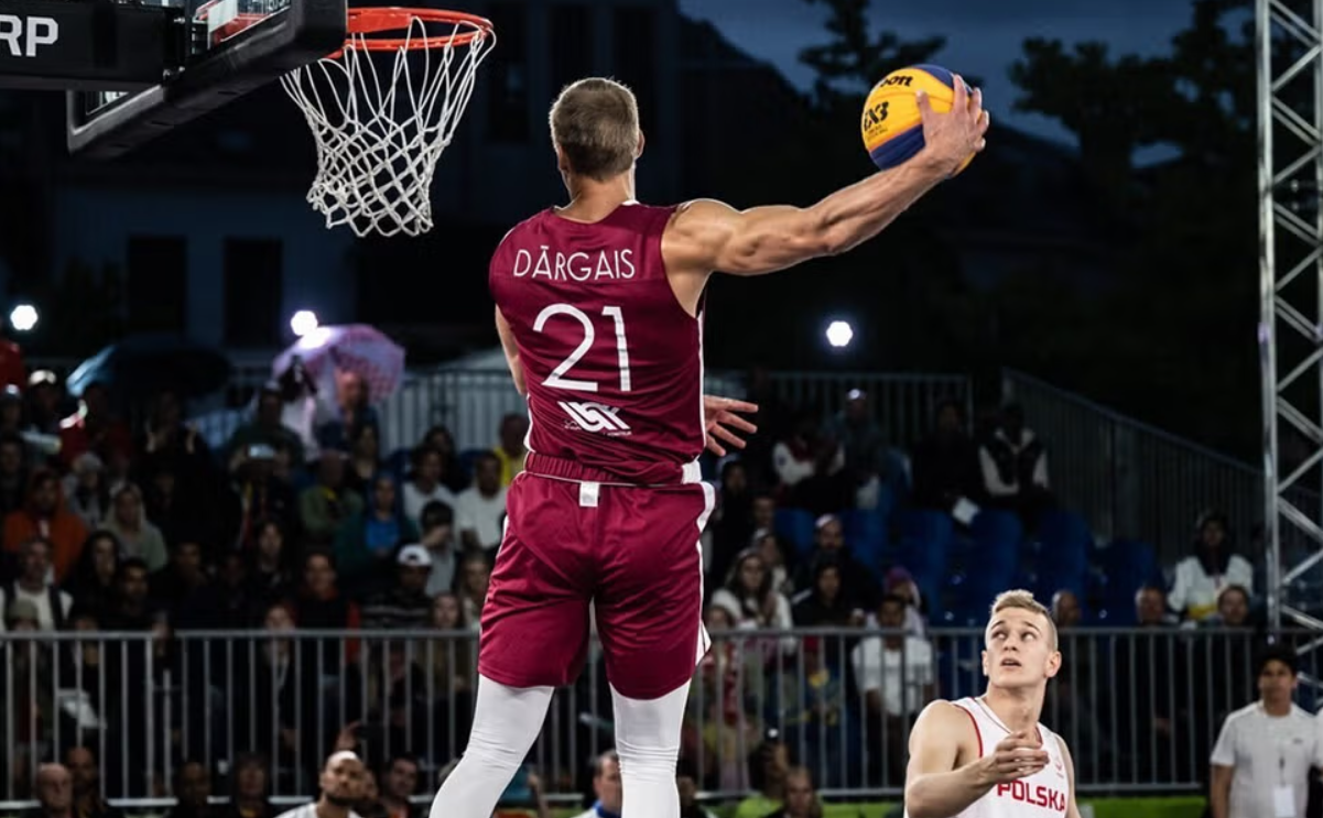 Video: Dārgajam Pasaules kausā 3×3 basketbolā trešā vieta bumbas triekšanā grozā no augšas