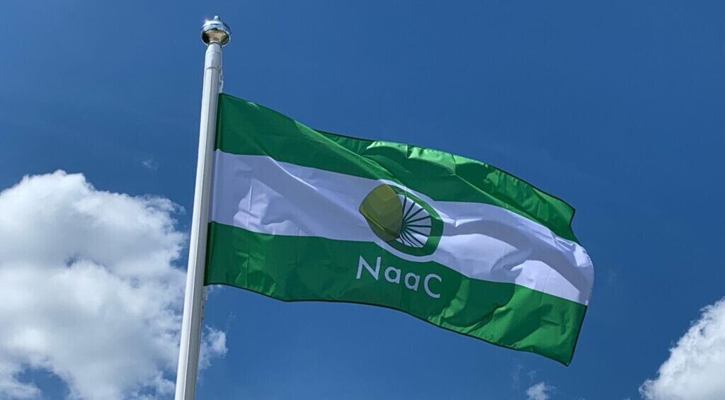 Dienvidkurzemes piekrastē pacels dabas pieejamības sertifikāta “NaaC” karogus