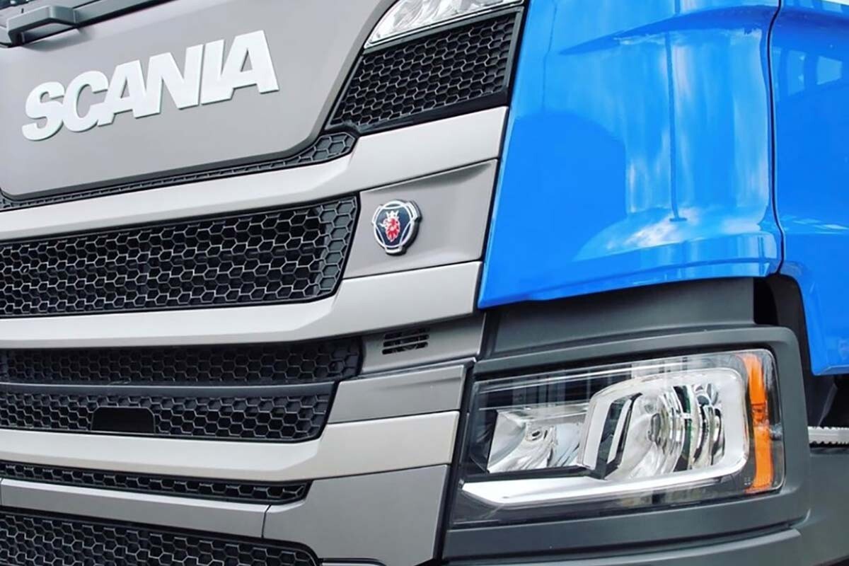 Nespēj nobremzēt kravas auto un taranē “Audi”