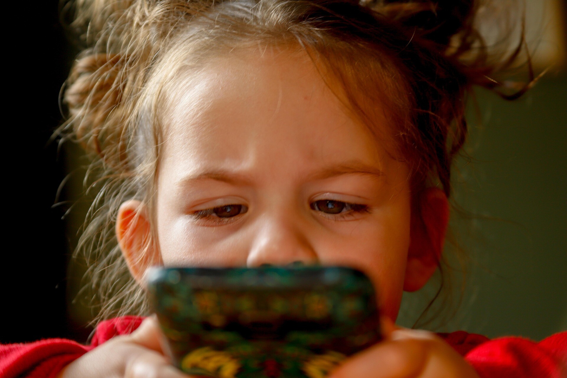 Starp “nekad” un “vienmēr”: bērnu audzināšana digitālajā laikmetā