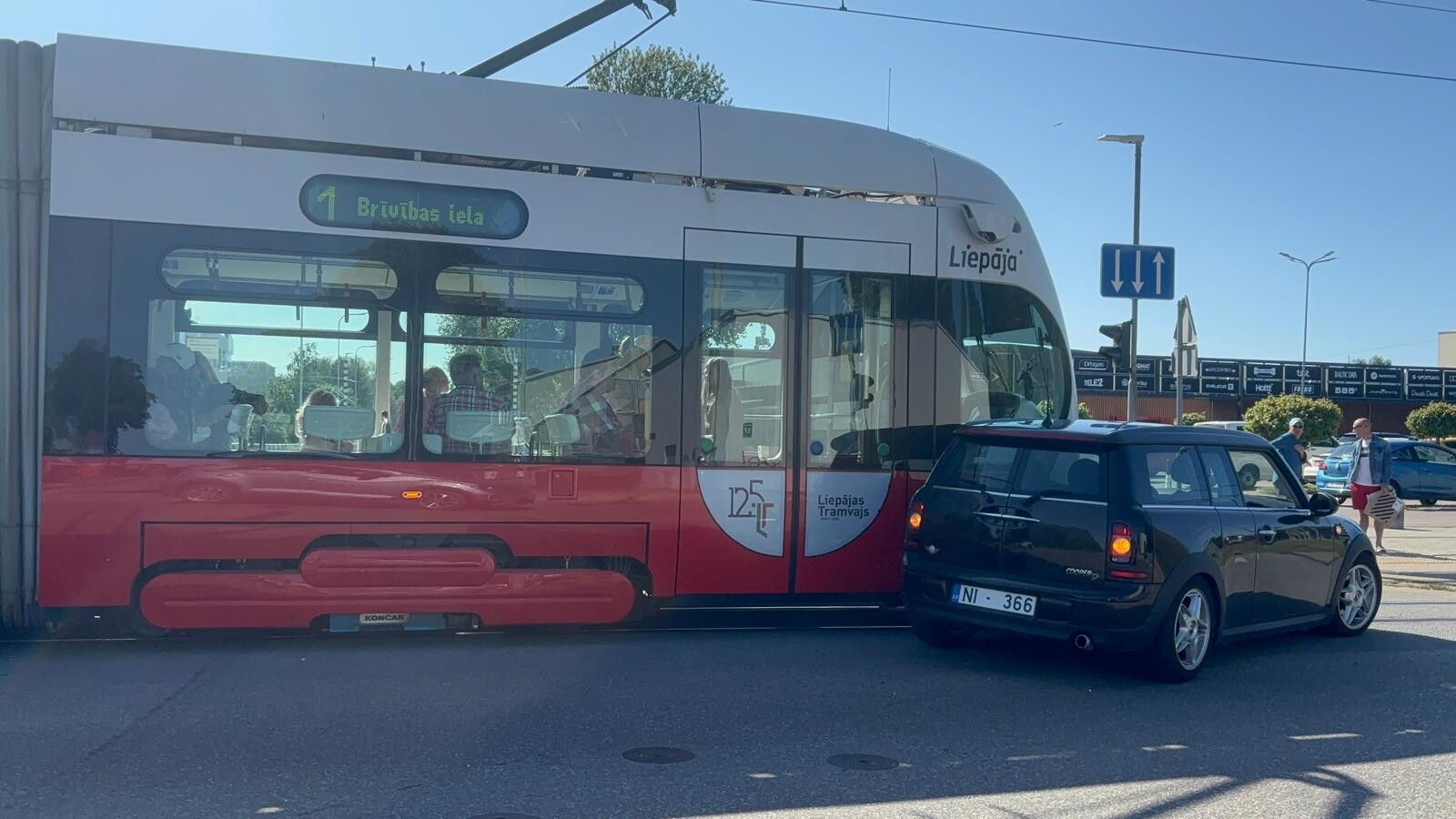 Video: Lielais tramvajvagons un mazais “Mini” nesadala sliedes Klaipēdas ielā