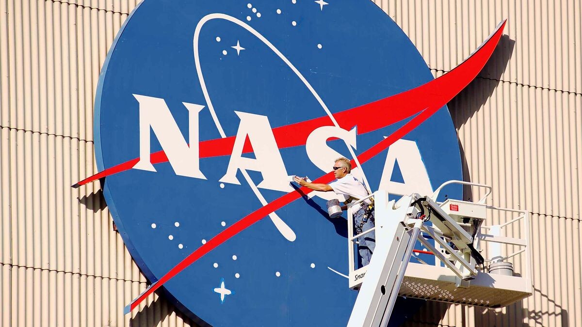NASA jaunā Mēness raķete dodas uz starta platformu