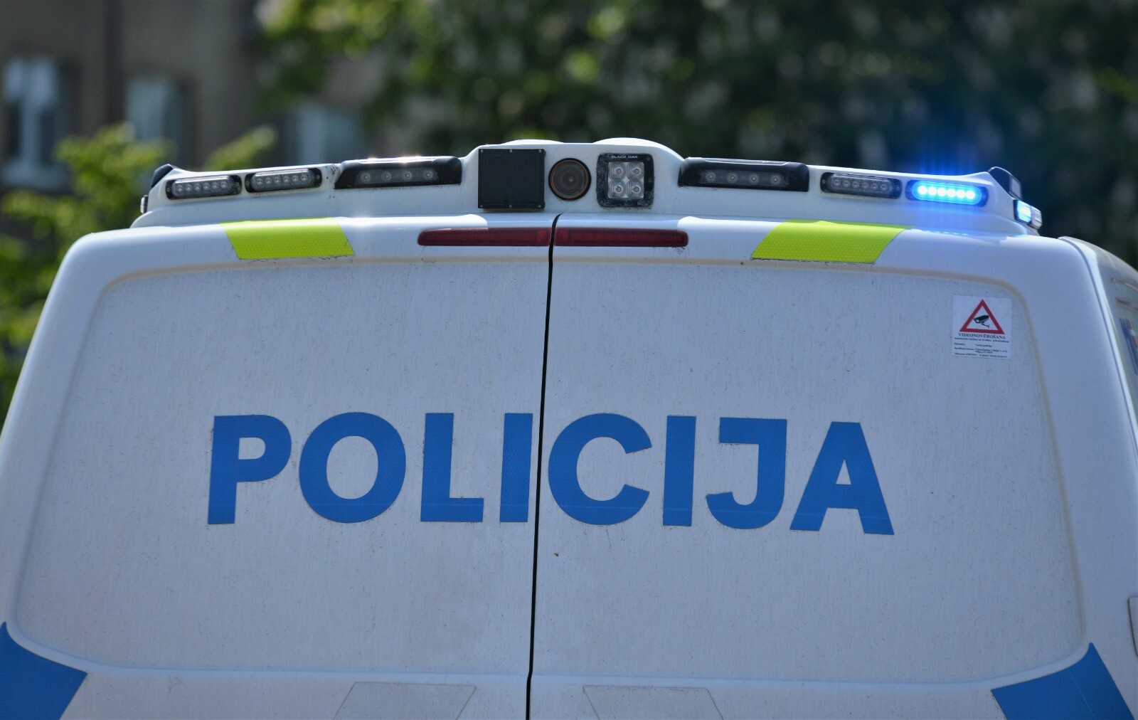 Video: Smagā dzērumā ar auto nenoturas uz ceļa un Bārtā ielīgo grāvī