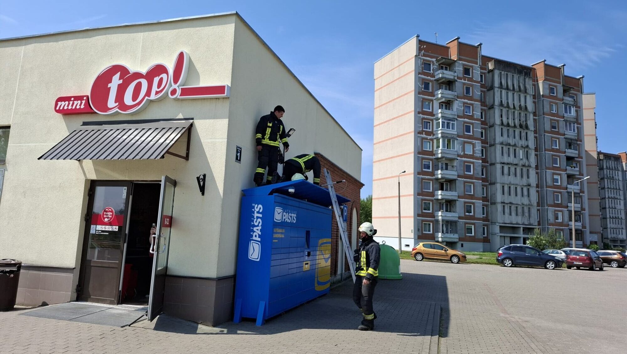 Zaļajā birzē izglābj iesprūdušu balodi