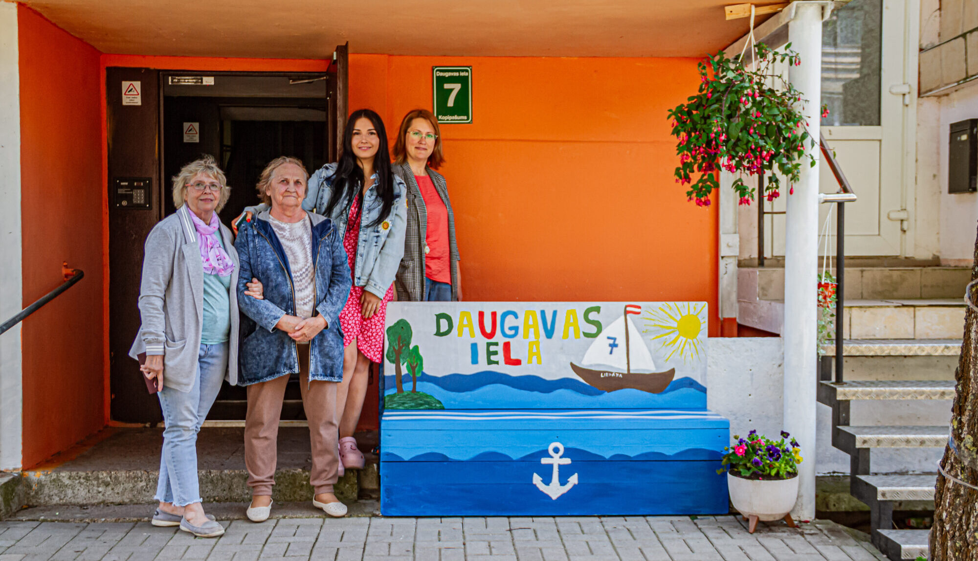 Foto: Mājas priekšas izdaiļošana stiprina kaimiņu būšanu. Daugavas ielas 7. nama vecākais lepojas ar aktīvajām iedzīvotājām