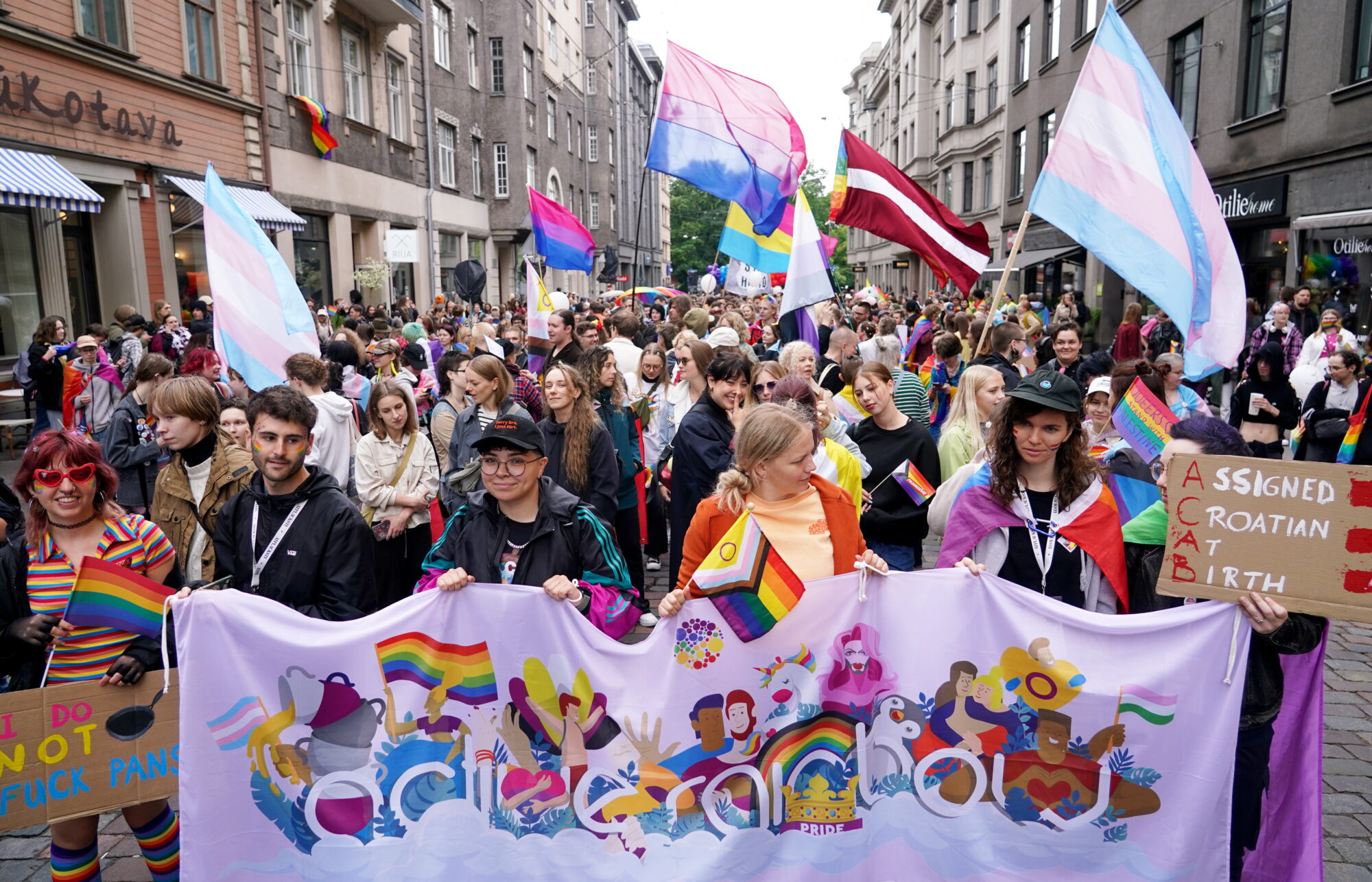 Video: Varavīksnes krāsas karogu ieskauts, Rīgā noris praida gājiens