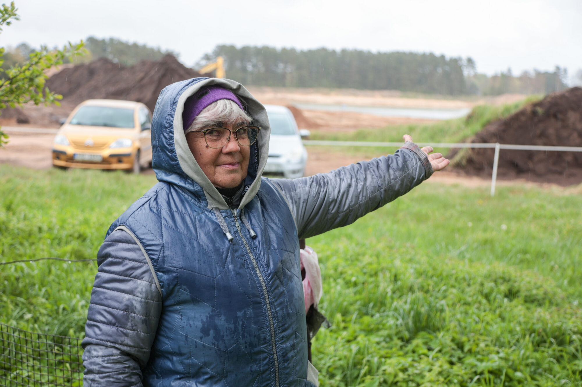 Foto: Bez brīdinājuma blakus mājām Grobiņas pusē rok grants karjeru