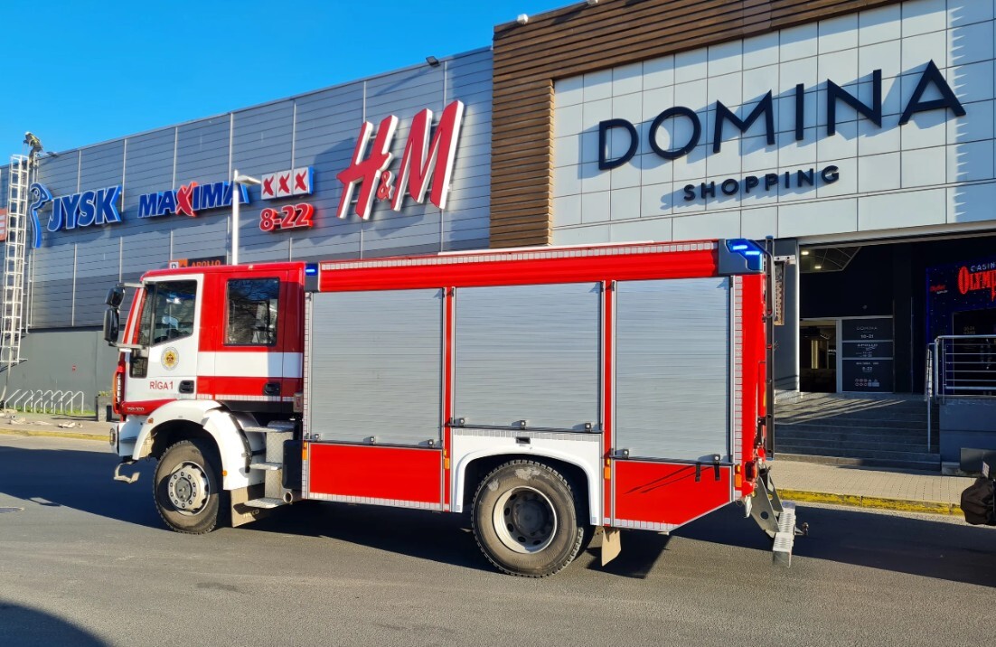 Rīgā aizvadītajā naktī degušas mēbeles un preces “Domina Shopping” ēkā