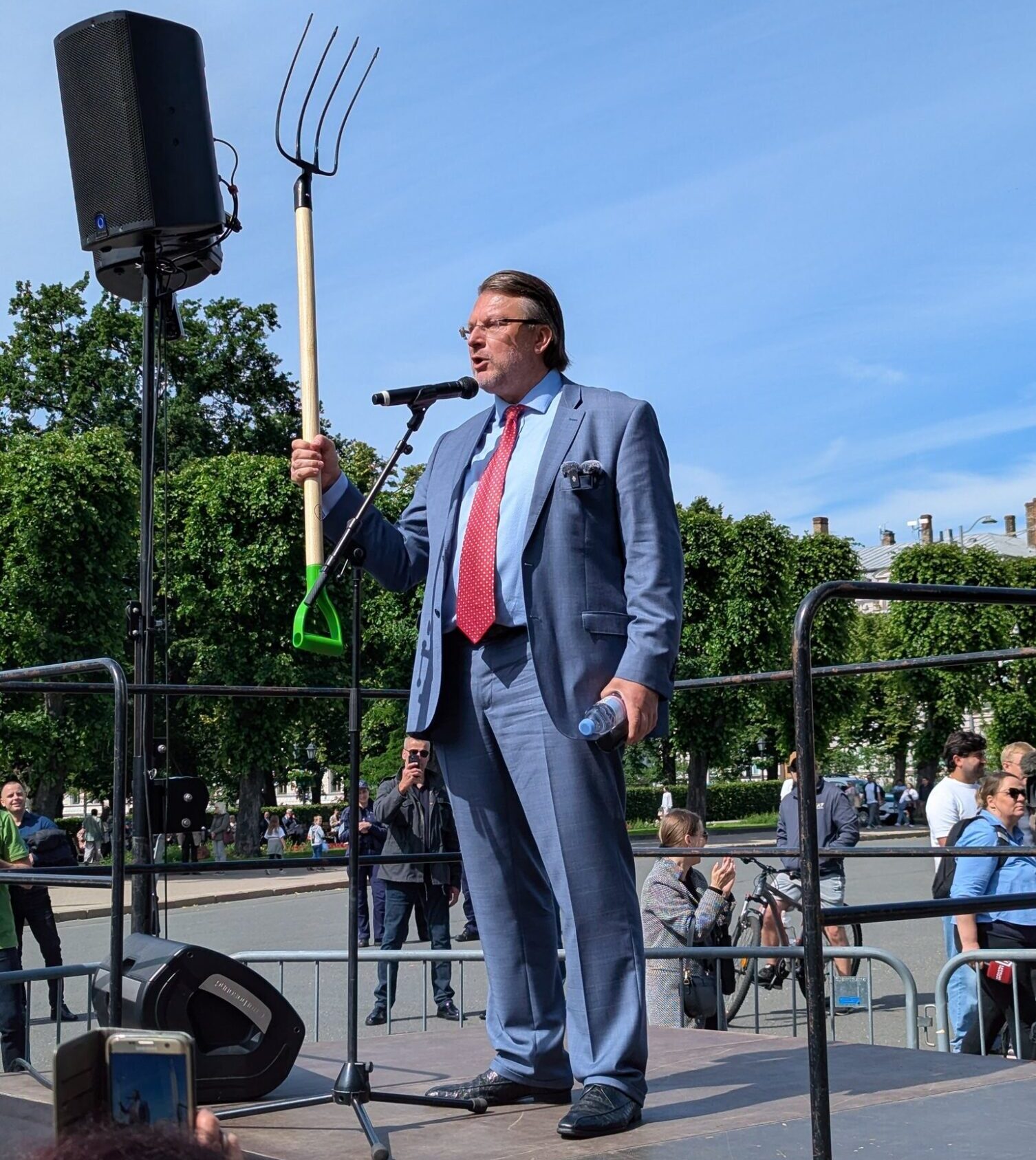 Video: Šlesera sapulcē par vēlēšanu rezultātu neatzīšanu Rīgā sanākuši ap simts cilvēku